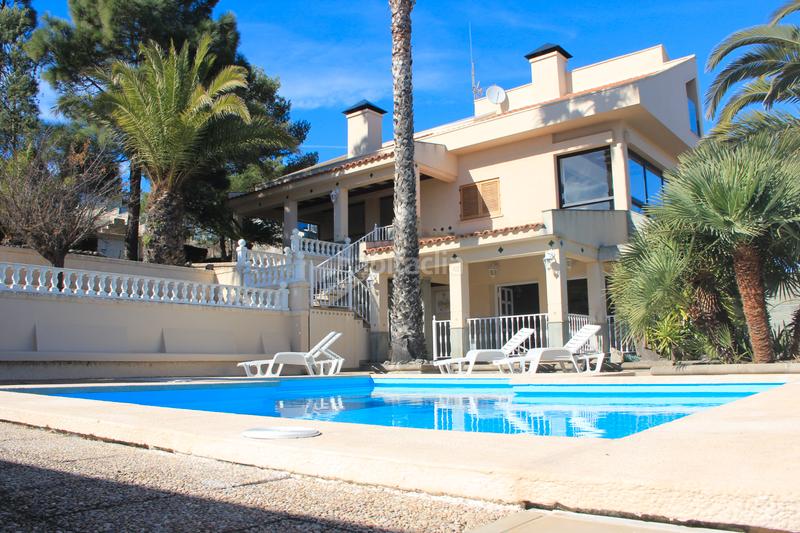 Foto 108cb5ca-dadb-4e44-88f1-99ceb9578c72. Chalet exclusiva villa con encanto canario y vistas al atlántico en Santa Brígida