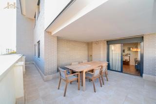Appartement  Calle de emiliana de zubeldía. Espectacular piso de 3 dormitorios con terraza de 25 m² en urban