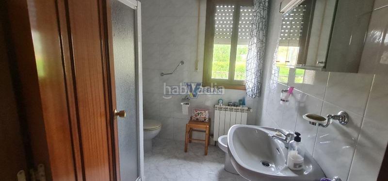 Foto 463b1556-e06d-46c5-bd26-57e1db348982. Haus mit heizung parking in Toén