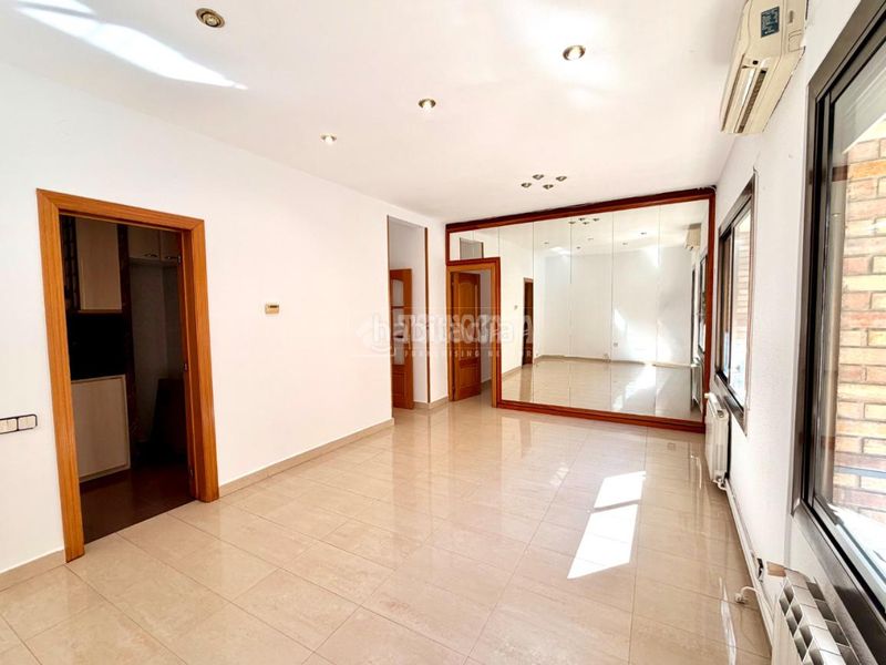 Foto 9772c976-fe2f-4a82-96d0-addb1bc75777. Piso  en venta en Sants Barcelona