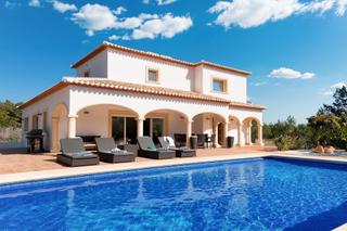 Chalet in Partida Comunes-Adsubia. Moderna villa de lujo de estilo balinés cerca del campo de golf