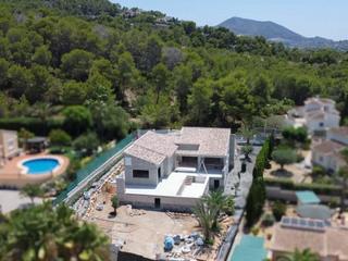 Chalet in Partida Comunes-Adsubia. Villa moderna de una sola planta en construcción en jávea, costa