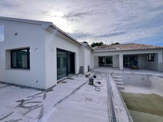 Xalet a Partida Comunes-Adsubia. Villa moderna de una sola planta en construcción en jávea, costa