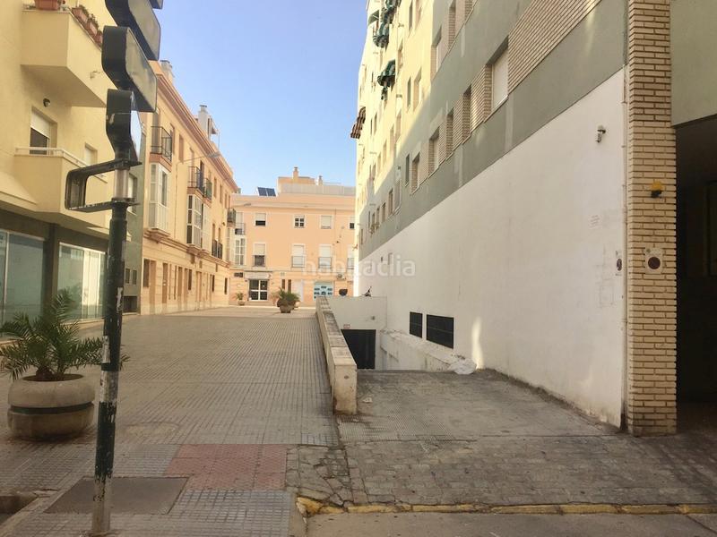 Foto 1160d716-5009-4b8a-b285-3e618db8a766. Parking coche en calle campos elíseos 3 venta plaza de garaje en Cádiz