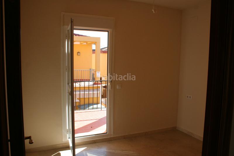 Foto 1cc1c361-7b8a-4373-9de1-ea41c6926d73. Casa aparellada amb aparcament a Gelves