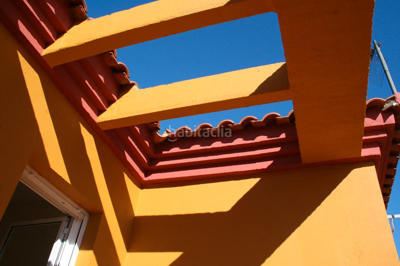 Foto 2f321b34-056c-4e44-8b63-7dc1c60d16cd. Casa aparellada amb aparcament a Gelves