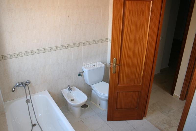 Foto 390f4902-af4e-4e74-826c-dd4d0849a3c3. Casa aparellada amb aparcament a Gelves