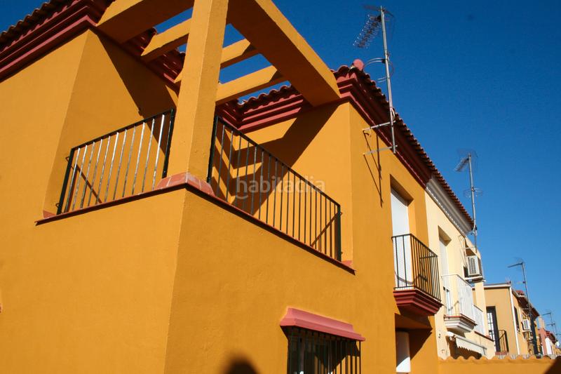 Foto 4214a997-cb17-4cb1-bbe9-2eb15b4edef0. Casa aparellada amb aparcament a Gelves