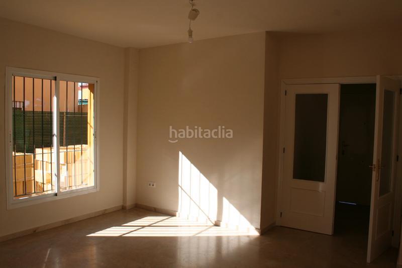 Foto 5a32c50f-82c4-4e3c-88a4-2ba35511d3a8. Casa aparellada amb aparcament a Gelves