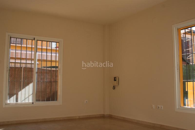 Foto 9b80ace2-13d6-4ec4-b2b9-8c56b0c672fe. Casa aparellada amb aparcament a Gelves