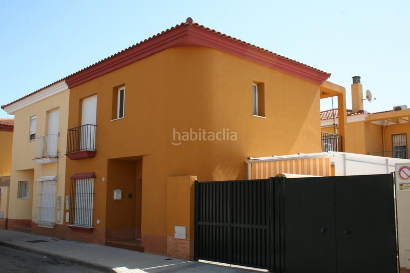 Foto b3363b68-efdb-4cf7-8bb5-119cad268e51. Casa aparellada amb aparcament a Gelves