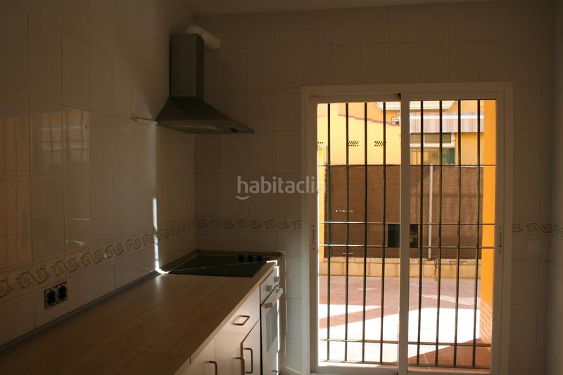 Foto c2be8e5c-7d25-40b5-ae20-9f6a44c8c904. Casa aparellada amb aparcament a Gelves