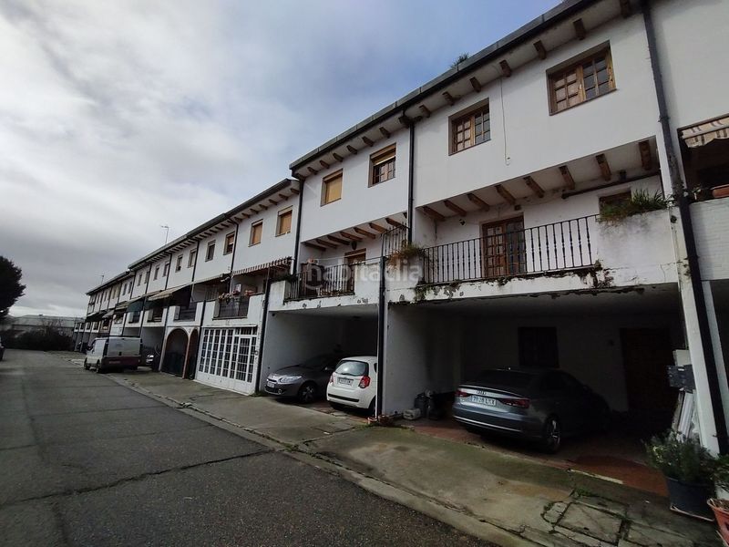 Foto 9f80e9f4-3813-4319-9359-db794658c1e2. Casa adossada a Mucientes