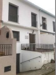 Casa adossada  Surtidor. Inmueble alquilado  sin acceso al interior