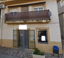 Local Comercial  Constitucion. Inmueble alquilado  sin acceso al interior