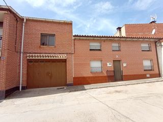 House in Correo 67. Chalet adosado, en castronuño valladolid, ideal para invertir o