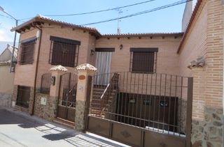 Casa adossada  Santa cristina. Inmueble alquilado  sin acceso al interior