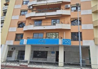 Local Comercial  Sevilla. Inmueble alquilado  sin acceso al interior