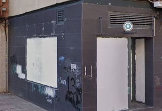 Local Comercial  Constitución. Inmueble alquilado  sin acceso al interior