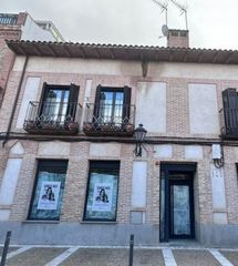 Local Comercial  Constitución. Inmueble alquilado  sin acceso al interior