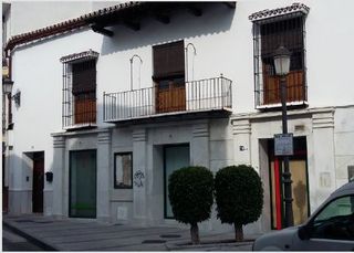Local Comercial  Parque verónica. Inmueble alquilado  sin acceso al interior