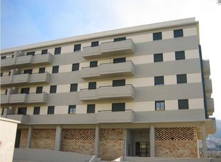 Local Comercial  Urbanización parque verónica. Inmueble alquilado  sin acceso al interior