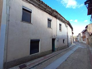 Maison jumelée à Medina de Rioseco. Chalet adosado, en medina de rioseco, ideal para invertir o para