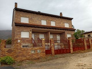 Maison  Canto de la virgen. Chalet pareado, en sotillo de la adrada  avila  ideal para inver