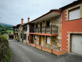 Casa adossada a Santa María de Cayón