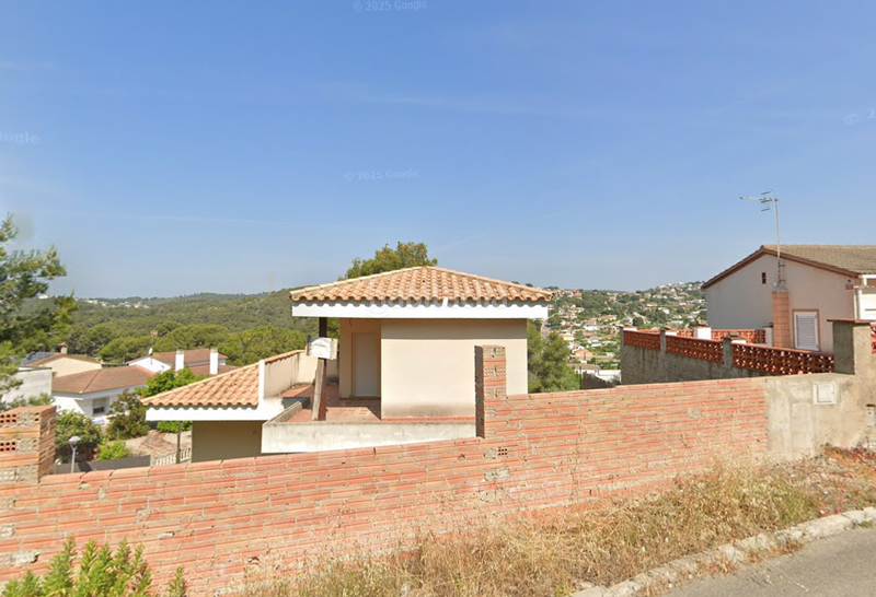 Foto aadd0e09-8a0b-4fe6-b76b-93ff7d5280ee. Pis a costa Cunit - els jardins - els rosers Cunit