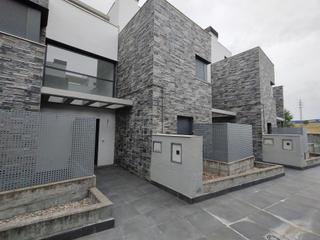 Maison à Aranzana 20. En venta chalet ideal para invertir o para vivir.