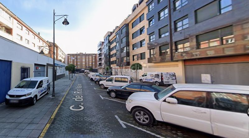 Foto efbd98bf-ea56-4d98-af53-8d130cb7615b. Aparcament cotxe a Lugones Siero