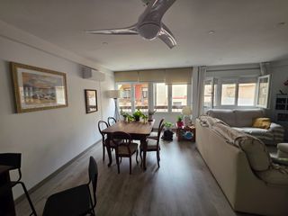 Appartement à Calle martínez campos 17. Piso de 4 habitaciones en el centro de almeria