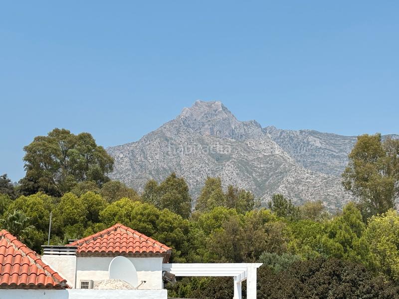 Foto 4f6b283a-4d19-46ff-82cd-9ebbebc48c44. Casa pareada casa con piscina a reformar en Nagüeles Alto Marbella