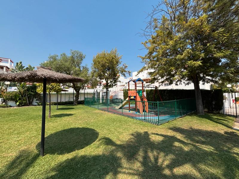 Foto 89e1f3af-aa72-4a86-a179-32c61b47330c. Casa pareada casa con piscina a reformar en Nagüeles Alto Marbella