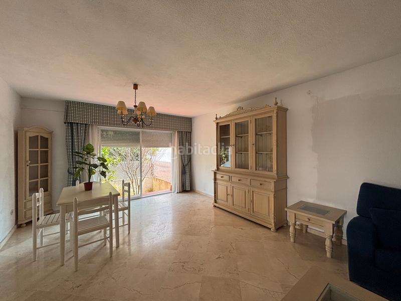 Foto e034fcd4-e4ee-47d4-b6ec-e8d3638c6c6f. Casa pareada casa con piscina a reformar en Nagüeles Alto Marbella