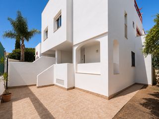 Casa en Nag�eles Alto. Oportunidad de inversi�n. casa con jard�n en nagueles