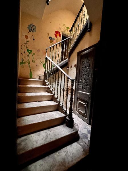 Foto 490fd88a-add3-4b99-a189-bd629220c72e. Casa adosada casa en venta totalmente a reformar en Barcelona