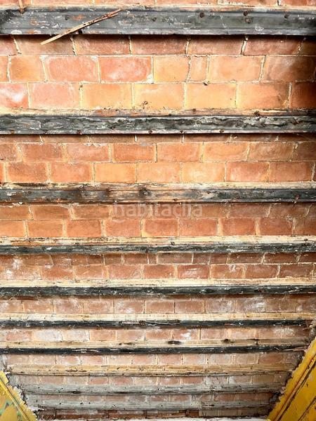 Foto 7780b720-8fb4-4e63-8ebe-1a56320da1af. Casa adosada casa en venta totalmente a reformar en Barcelona