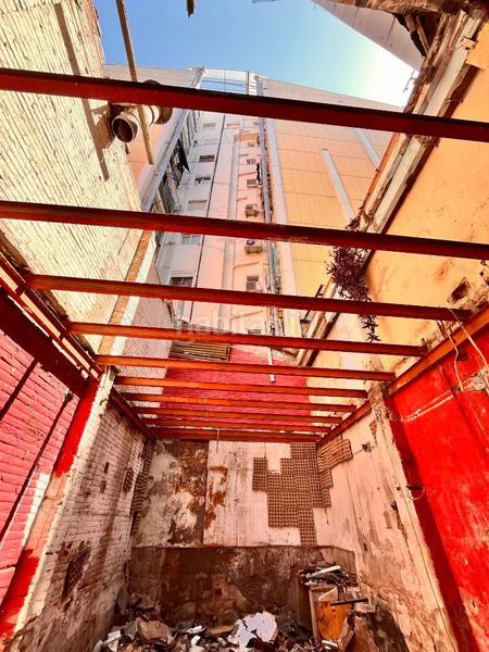 Foto daf88a3f-fab6-4e2c-b23d-af9fff21de0e. Casa adosada casa en venta totalmente a reformar en Barcelona