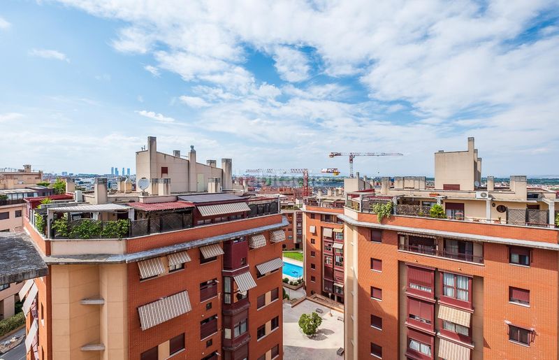 Foto cc4d6eaf-0628-4a7a-9831-a4ef36aee1b1. Àtic amb calefacció aparcament piscina a Simancas Madrid