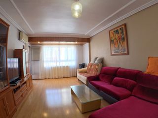 Appartamento in Llombai. Amplio piso reformado de 140 m² con 4 habitaciones, terraza y tr