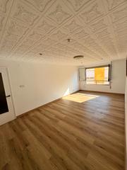Pis a La Bosca. Piso reformado de 4 habitaciones con ascensor y trastero en burr