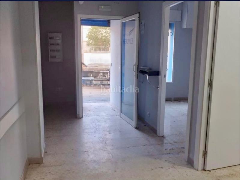 Foto 2095df0d-6af2-4b98-801c-ab2a34279403. Alquiler local comercial en emilia barral 3 local comercial con distribución en Sevilla