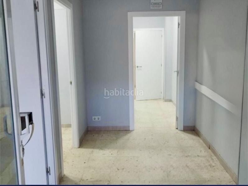 Foto d9a8464b-e296-475d-af0d-4fb8adba2d75. Alquiler local comercial en emilia barral 3 local comercial con distribución en Sevilla