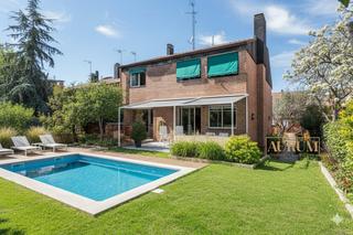 Casa bifamiliare in Peñagrande. Magnífico chalet adosado puerta hierro