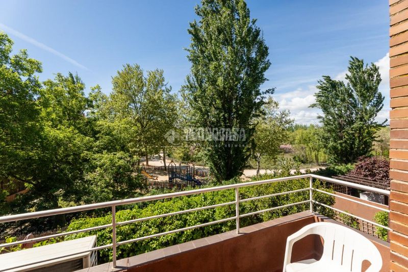Foto 1bf79117-a6b5-4895-837b-306bb9ae5651. Casa aparellada amb calefacció aparcament a El Burgo Rozas de Madrid (Las)