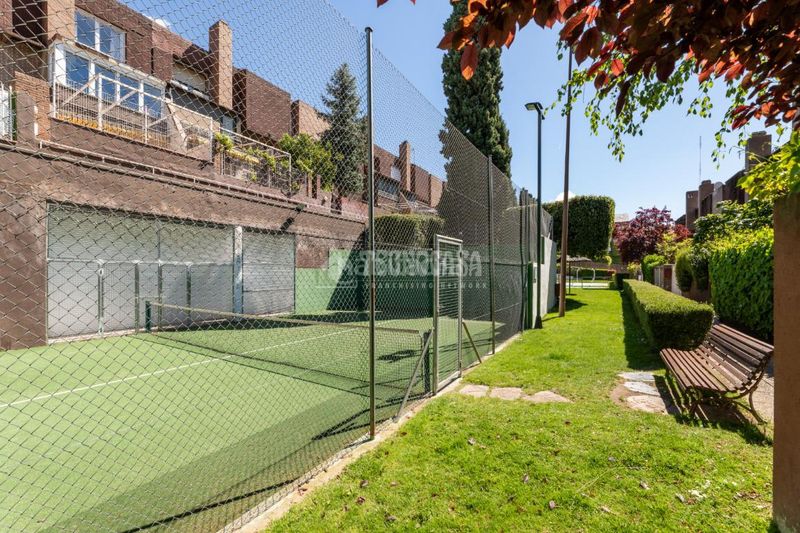 Foto 8558900b-3adf-4c20-81b3-e952e8313c99. Casa aparellada amb calefacció aparcament a El Burgo Rozas de Madrid (Las)