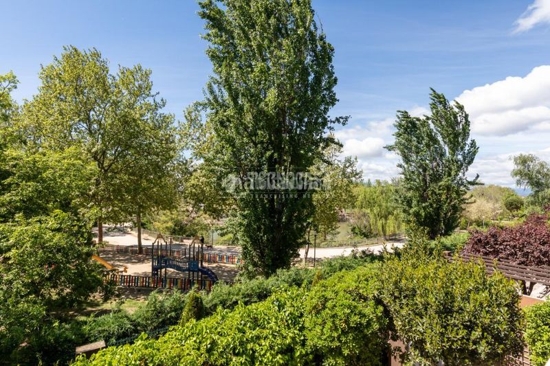 Foto 91f9d948-255c-4b61-b11e-583c9a2410d1. Casa aparellada amb calefacció aparcament a El Burgo Rozas de Madrid (Las)