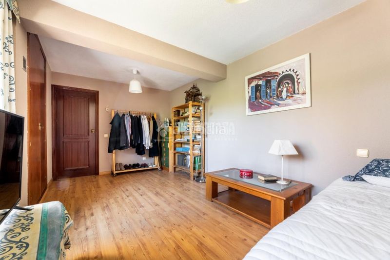 Foto 992e373b-9067-4178-be11-90bbb2f0e72d. Casa aparellada amb calefacció aparcament a El Burgo Rozas de Madrid (Las)